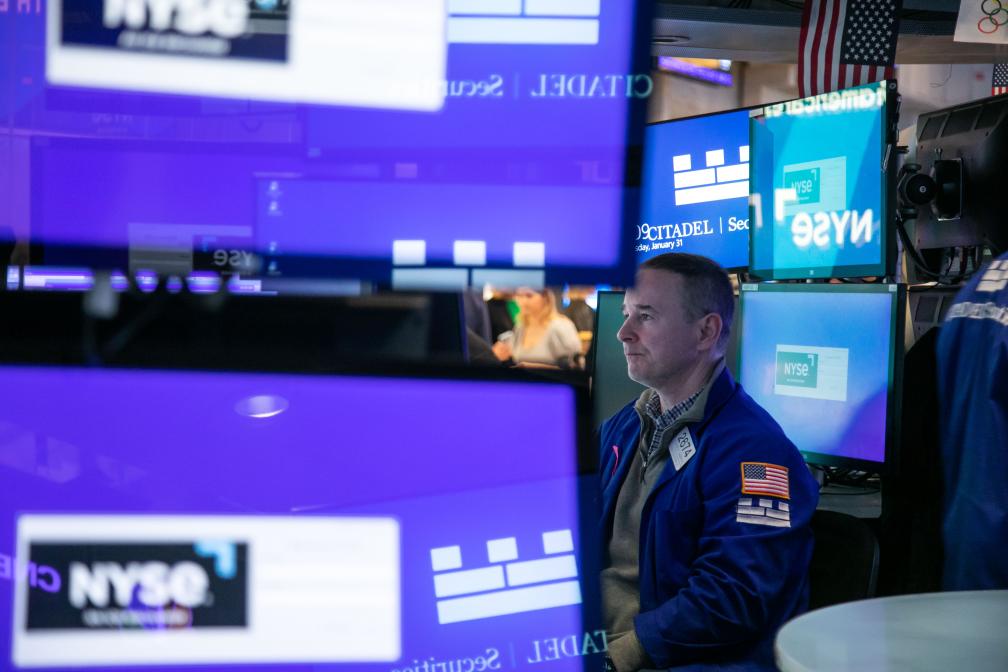 Equipo de traders en la sala de operaciones